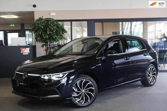 Zwart Gebruikt 2022 VW Golf VIII Style Hatchback | € 24.950 (Super prijs) - Afbeelding 1/4