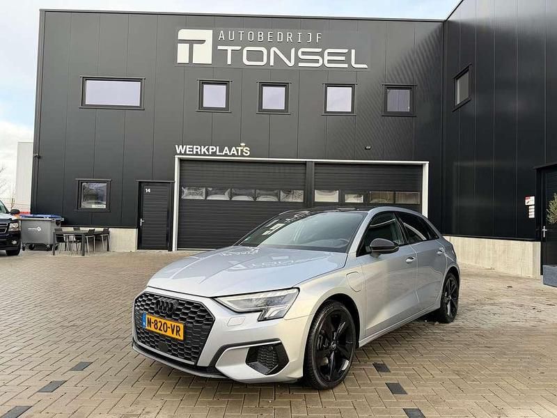Grijs Occasion 2022 Audi A3 Sportback e-tron Black Edition Hatchback | € 19.950 (Super prijs) - Afbeelding 1/4