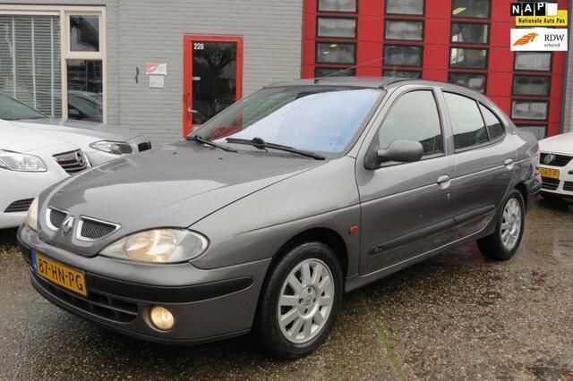 Grijs, metallic lak Gebruikt 2001 Renault Mégane Sedan | € 1.600 - Afbeelding 1/4