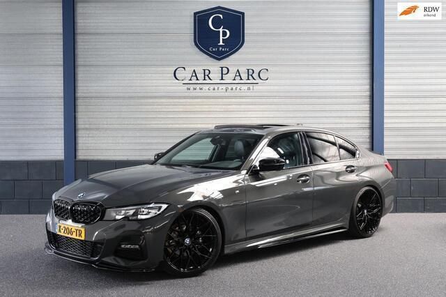 Grijs Gebruikt 2021 BMW 318 M Sport Sedan | € 31.995 (Duur) - Afbeelding 1/4