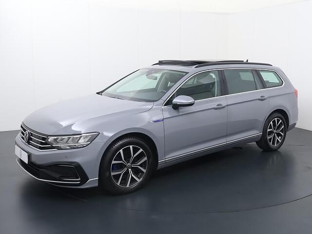 Grijs Gebruikt 2021 VW Passat Business Stationwagen | € 32.840 (Duur) - Afbeelding 1/4
