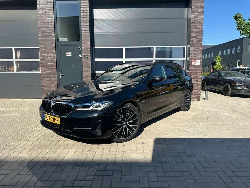 Zwart, metallic lak Gebruikt 2023 BMW 530 Comfort Edition Stationwagen | € 50.850 (Eerlijke prijs) - Afbeelding 1/4