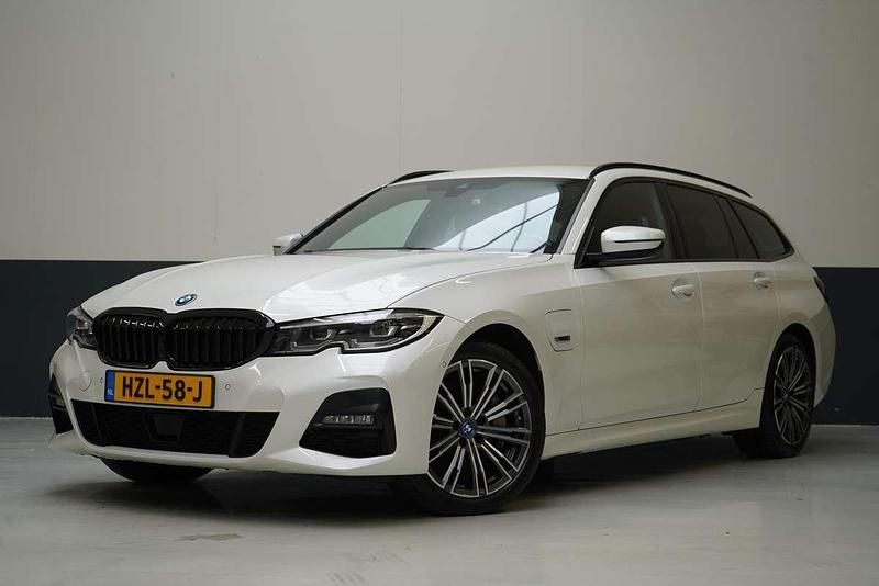 Wit Gebruikt 2021 BMW 330e Comfort Edition Stationwagen | € 27.695 (Goede deal) - Afbeelding 1/4
