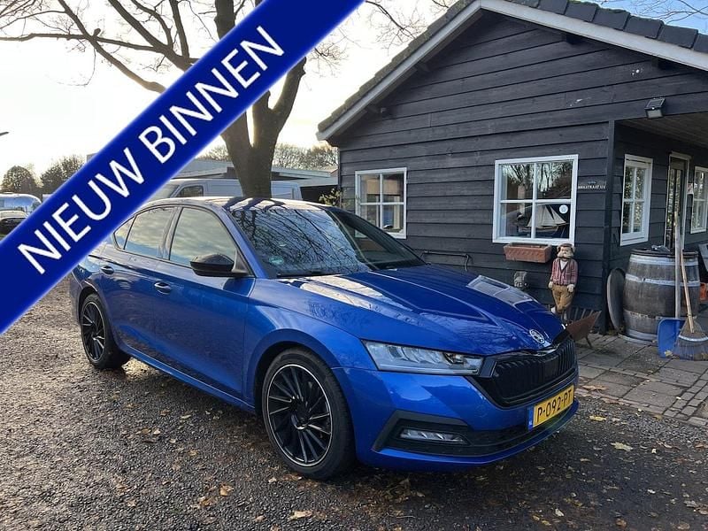Blauw Occasion 2022 Skoda Octavia Sport Hatchback | € 23.900 (Eerlijke prijs) - Afbeelding 1/4