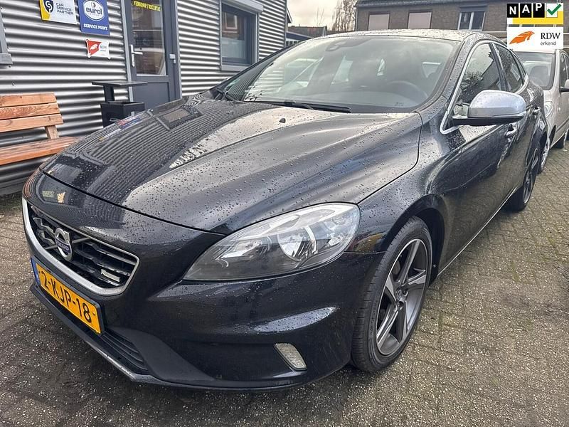Zwart (metallic) Gebruikt 2013 Volvo V40 R-Design Hatchback | € 6.950 - Afbeelding 1/4