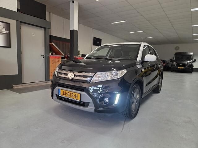 Zwart (metallic) Occasion 2016 Suzuki Vitara Exclusive SUV | € 15.750 (Goede deal) - Afbeelding 1/4