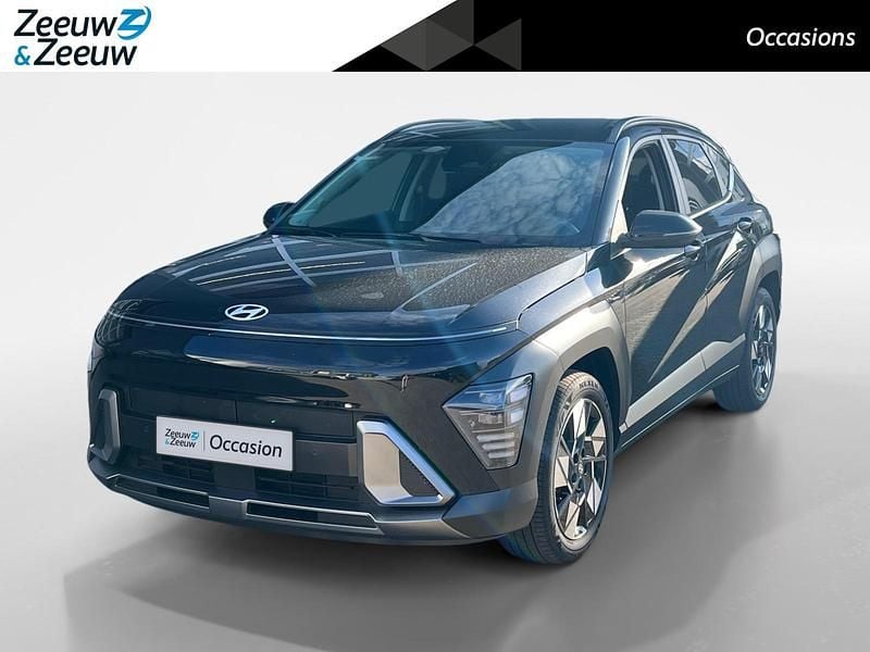 Abyss black metallic (a2b) Occasion 2025 Hyundai Kona Comfort SUV | € 30.750 (Eerlijke prijs) - Afbeelding 1/4