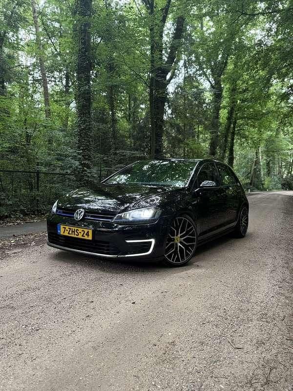 Zwart Gebruikt 2015 VW Golf VII GTE Stationwagen | € 9.900 (Eerlijke prijs) - Afbeelding 1/4