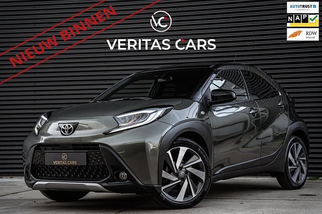 Groen Gebruikt 2023 Toyota Aygo Premium Hatchback | € 21.450 (Eerlijke prijs) - Afbeelding 1/4