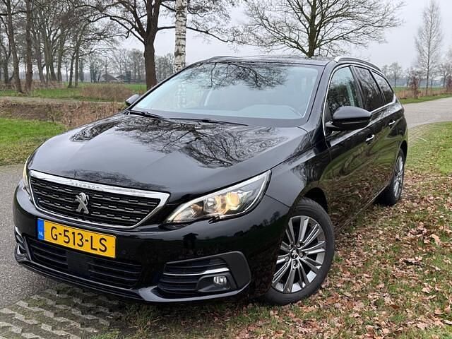 Zwart Gebruikt 2019 Peugeot 308 Allure Stationwagen | € 7.450 (Super prijs) - Afbeelding 1/4
