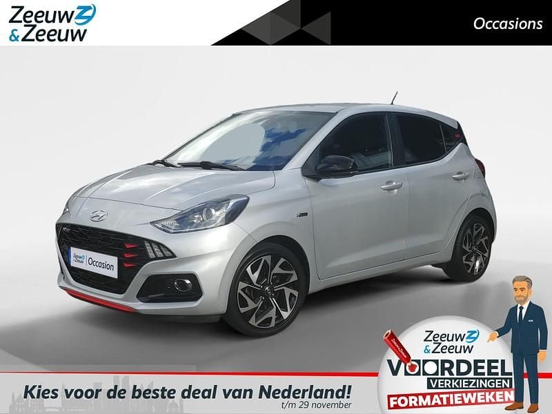 Sleek silver metallic (rys) Gebruikt 2021 Hyundai i10 N Line Hatchback | € 16.950 (Eerlijke prijs) - Afbeelding 1/4