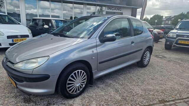 Grijs Gebruikt 2002 Peugeot 206 Hatchback | € 1.699 (Eerlijke prijs) - Afbeelding 1/4