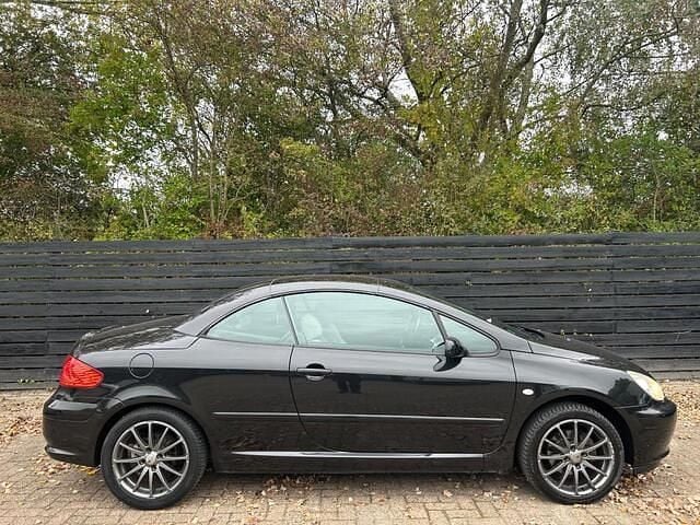 Zwart Gebruikt 2005 Peugeot 307 CC Cabriolet | € 2.250 (Eerlijke prijs) - Afbeelding 1/4