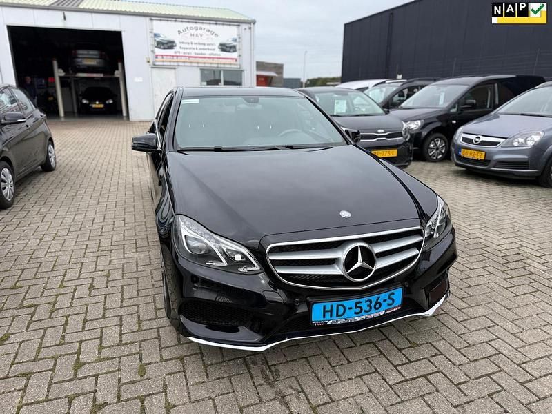 Zwart Gebruikt 2015 Mercedes E220 AMG Sedan | € 11.950 (Eerlijke prijs) - Afbeelding 1/4