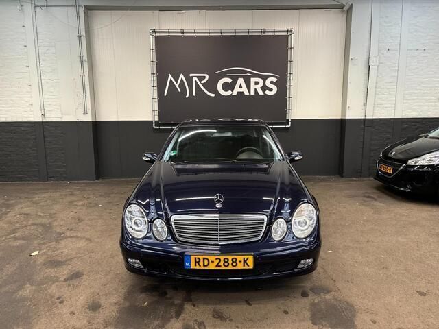Blauw, metallic lak Gebruikt 2002 Mercedes E240 Elegance Sedan | € 5.950 (Eerlijke prijs) - Afbeelding 1/4