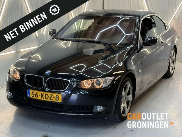 Zwart, metallic lak Gebruikt 2009 BMW 320 Cabriolet Cabriolet | € 4.990 (Super prijs) - Afbeelding 1/4