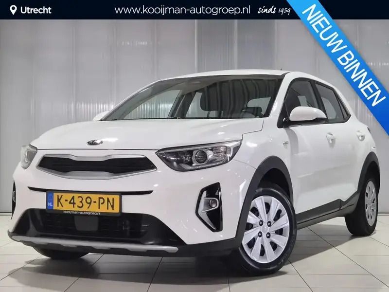 (ud) clear white s Gebruikt 2021 Kia Stonic Comfort SUV | € 17.799 (Iets duurder) - Afbeelding 1/4