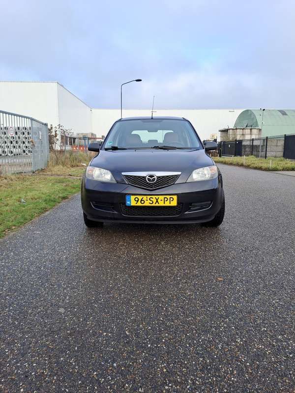 Zwart Gebruikt 2006 Mazda 2 Exclusive Stationwagen | € 1.100 (Goede deal) - Afbeelding 1/4
