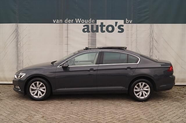 Grijs Gebruikt 2018 VW Passat Comfortline Sedan | € 16.900 (Eerlijke prijs) - Afbeelding 1/4