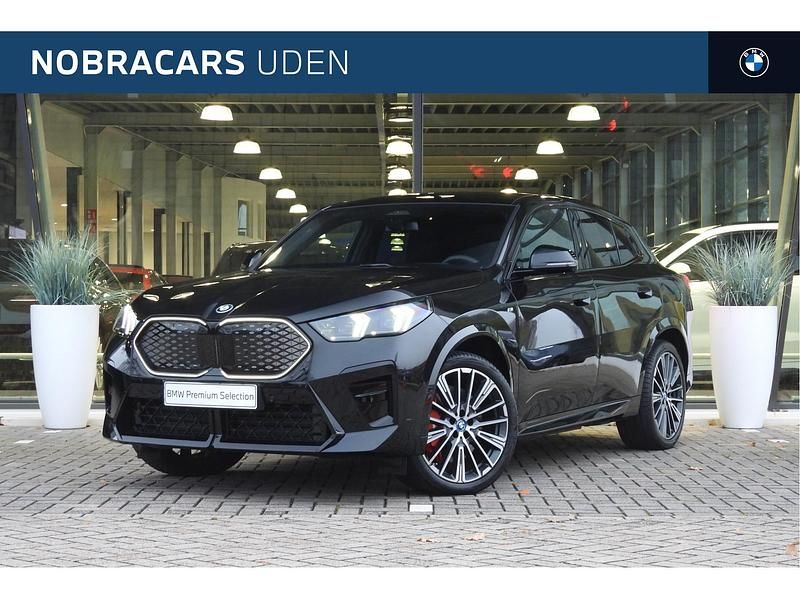 Zwart (metallic) Gebruikt 2025 BMW iX2 Executive SUV | € 47.450 (Super prijs) - Afbeelding 1/4