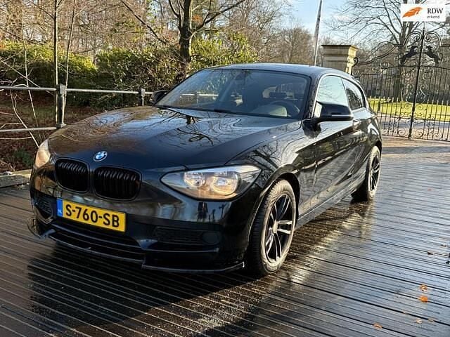 Zwart Gebruikt 2013 BMW 114 Sport Line Hatchback | € 5.990 (Goede deal) - Afbeelding 1/4