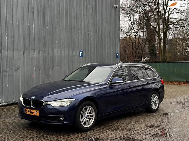 Blauw Gebruikt 2018 BMW 320 Executive Stationwagen | € 13.950 (Goede deal) - Afbeelding 1/4