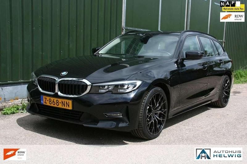 Zwart Gebruikt 2020 BMW 330e Executive Stationwagen | € 26.950 (Eerlijke prijs) - Afbeelding 1/4