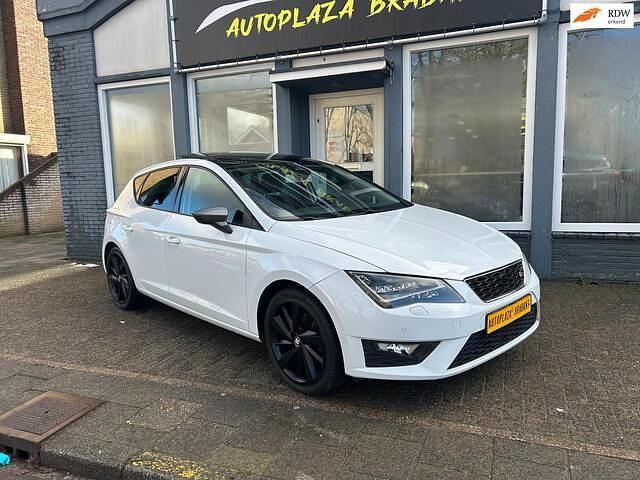Wit Occasion 2013 Seat Leon FR Hatchback | € 12.999 (Iets duurder) - Afbeelding 1/4