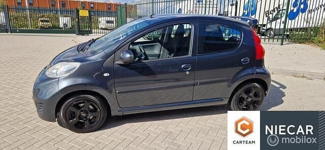 Grijs Gebruikt 2010 Peugeot 107 Sport Hatchback | € 3.795 (Iets duurder) - Afbeelding 1/4