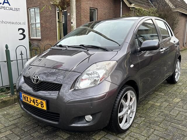 Grijs (metallic) Gebruikt 2010 Toyota Yaris Hatchback | € 5.900 (Iets duurder) - Afbeelding 1/4