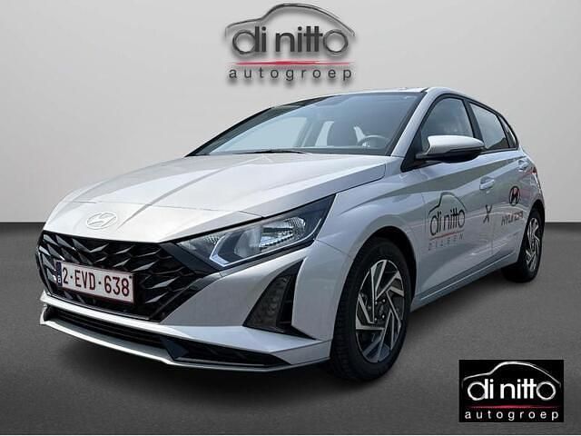Grijs Gebruikt 2024 Hyundai i20 Sedan | € 19.499 (Eerlijke prijs) - Afbeelding 1/4