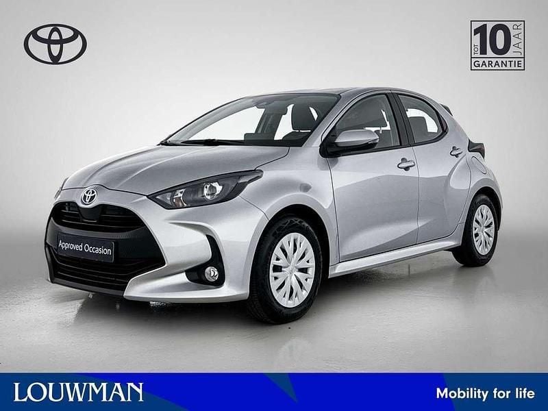 Zilver Gebruikt 2024 Toyota Yaris Hybrid Active Hatchback | € 23.950 (Eerlijke prijs) - Afbeelding 1/3