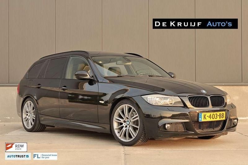 Zwart Gebruikt 2010 BMW 318 M Sport Stationwagen | € 9.750 (Eerlijke prijs) - Afbeelding 1/2