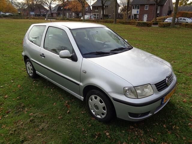 Grijs (metallic) Gebruikt 2001 VW Polo Hatchback | € 895 (Eerlijke prijs) - Afbeelding 1/4
