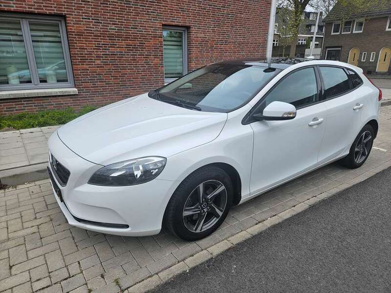 Wit Gebruikt 2012 Volvo V40 Kinetic Stationwagen | € 8.250 (Goede deal) - Afbeelding 1/4