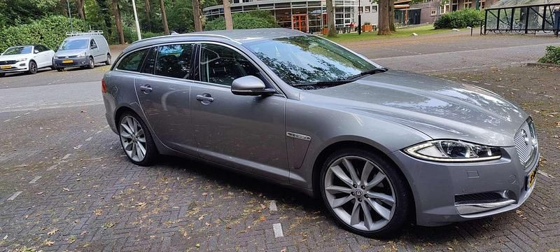 Grijs Gebruikt 2014 Jaguar XF S Sedan | € 8.500 (Goede deal) - Afbeelding 1/4