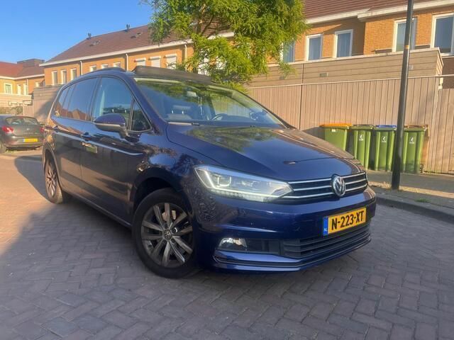 Blauw Gebruikt 2018 VW Touran Highline MPV | € 13.450 - Afbeelding 1/4