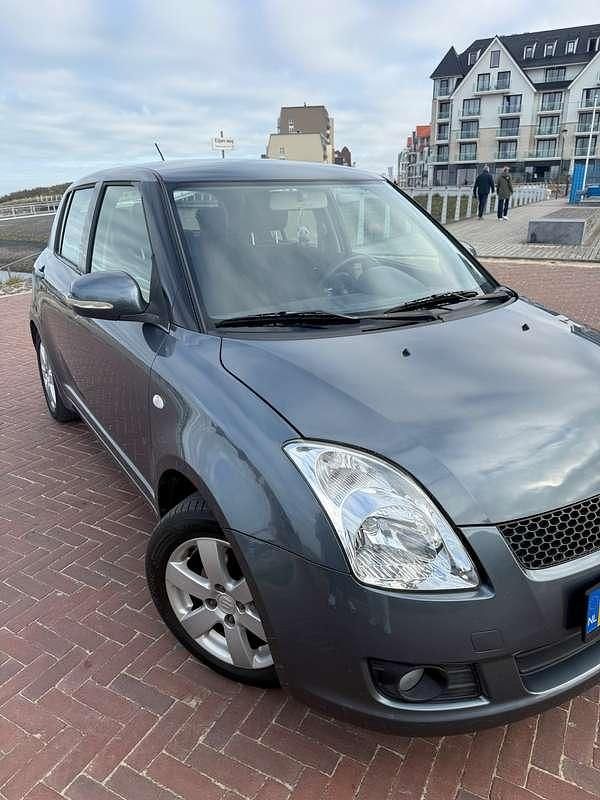 Grijs Gebruikt 2009 Suzuki Swift Hatchback | € 3.000 (Eerlijke prijs) - Afbeelding 1/4