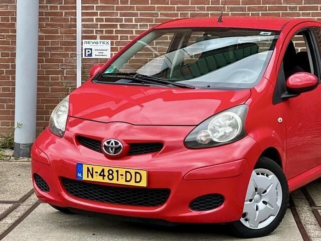 Occasion Toyota Aygo 68 PK (50 kW) 2009 Rood Hatchback