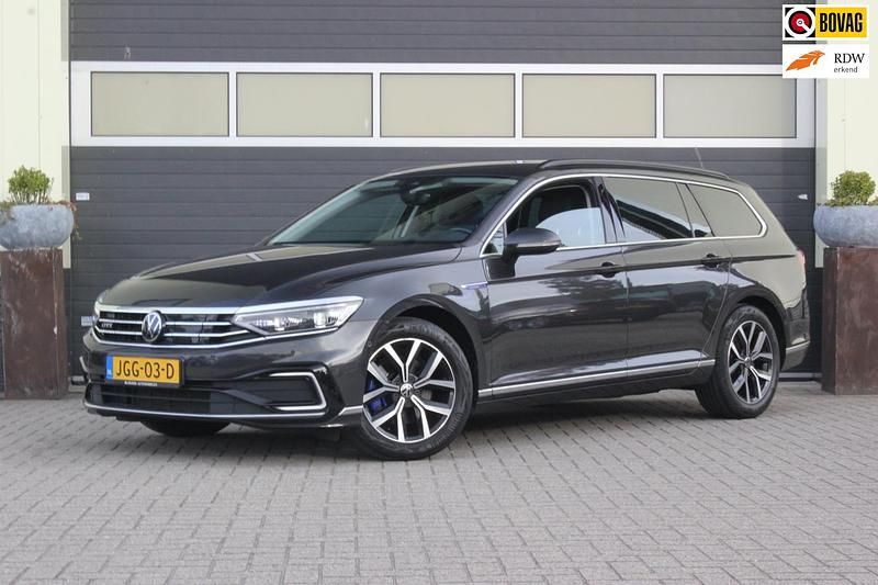 Grijs Occasion 2022 VW Passat Business Stationwagen | € 21.900 (Goede deal) - Afbeelding 1/4