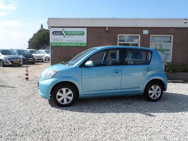 Blauw Gebruikt 2008 Daihatsu Sirion Hatchback | € 2.450 (Eerlijke prijs) - Afbeelding 1/4