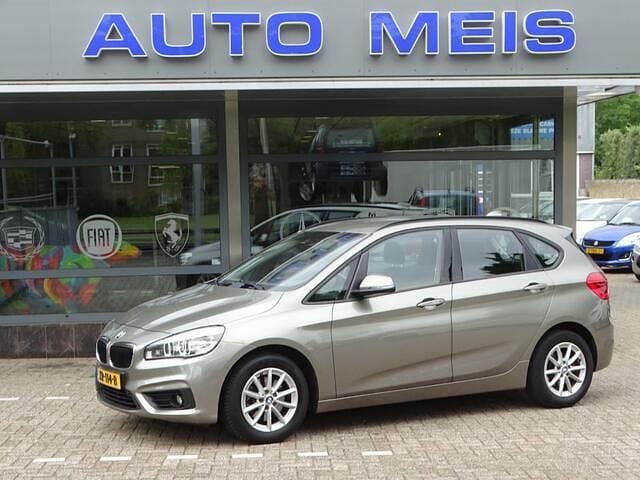 Grijs, metallic lak Gebruikt 2015 BMW 218 Executive MPV | € 11.995 (Goede deal) - Afbeelding 1/4