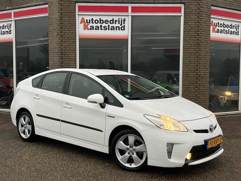 Wit (metallic) Occasion 2012 Toyota Prius Comfort Hatchback | € 6.748 (Eerlijke prijs) - Afbeelding 1/4