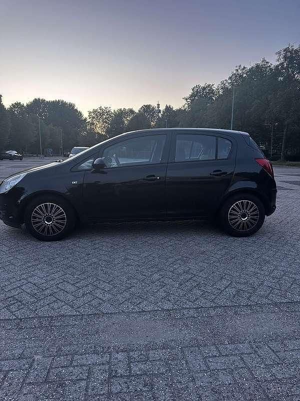 Zwart Gebruikt 2009 Opel Corsa Enjoy MPV | € 2.350 (Eerlijke prijs) - Afbeelding 1/4