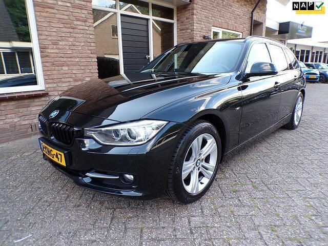 Zwart, metallic lak Occasion 2013 BMW 328 Executive Stationwagen | € 10.950 (Eerlijke prijs) - Afbeelding 1/4