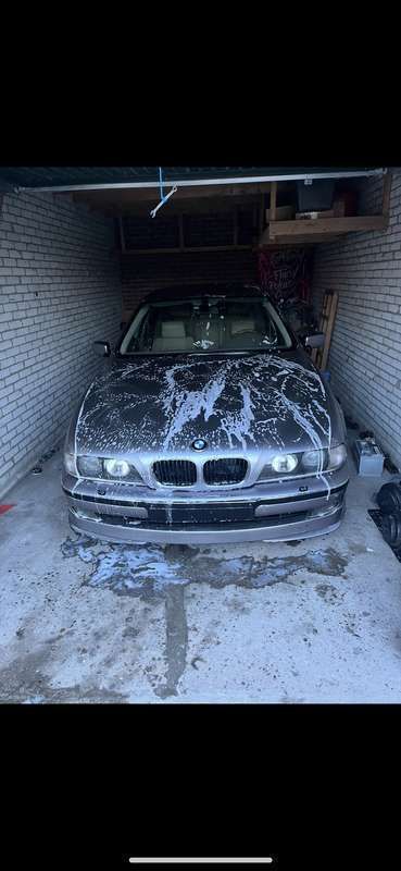 Grijs Gebruikt 1999 BMW 523 Executive Sedan | € 4.250 (Eerlijke prijs) - Afbeelding 1/4
