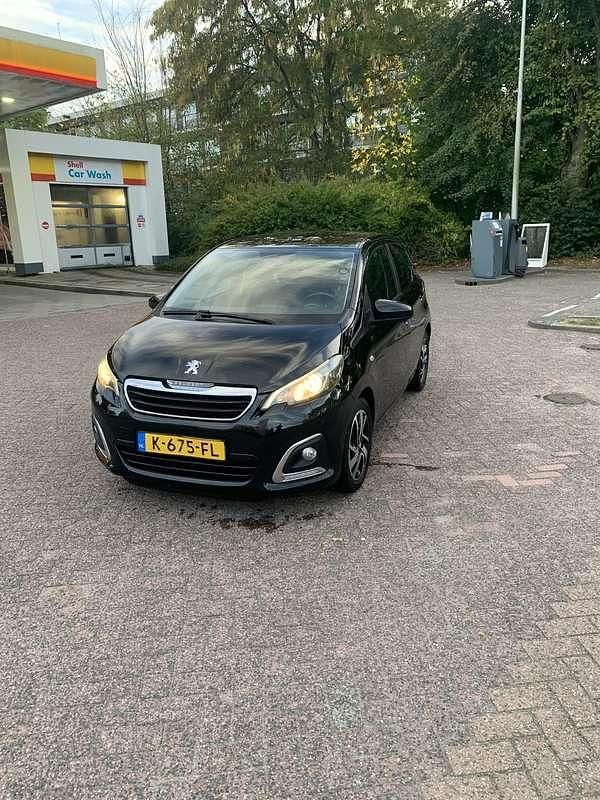 Zwart Gebruikt 2015 Peugeot 108 Allure Hatchback | € 5.575 (Eerlijke prijs) - Afbeelding 1/4