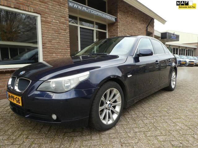 Blauw, metallic lak Occasion 2004 BMW 520 Executive Sedan | € 4.900 (Eerlijke prijs) - Afbeelding 1/4