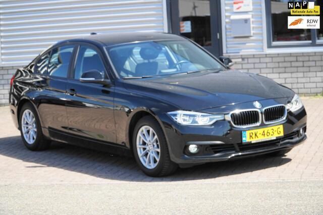 Zwart, metallic lak Gebruikt 2017 BMW 318 Sedan | € 13.850 (Goede deal) - Afbeelding 1/4
