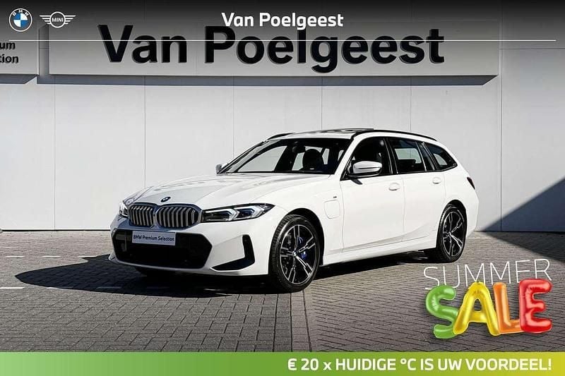 Alpinweiss Gebruikt 2024 BMW 330e Comfort Edition Stationwagen | € 56.900 (Iets duurder) - Afbeelding 1/4